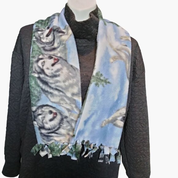 Fleece Winter Scarf Wolf Print Handmade Knotted Fringe Soft Warm Wildlife Scene - Picture 2 of 5